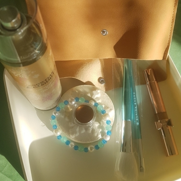 ❄ Cashmere Frost Makeup Gift Set 👁️ - Picture 3 of 9